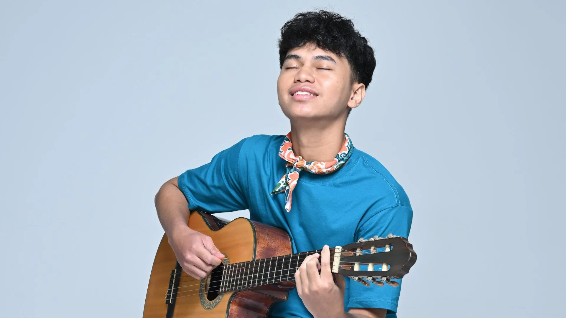 remaja laki-laki bermain gitar